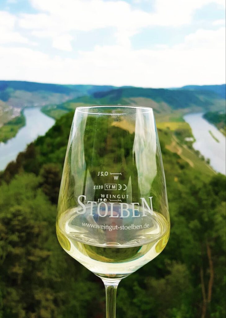 Weingut-Stölben-Briedel-Mosel-Wein-Glas-Weinberge